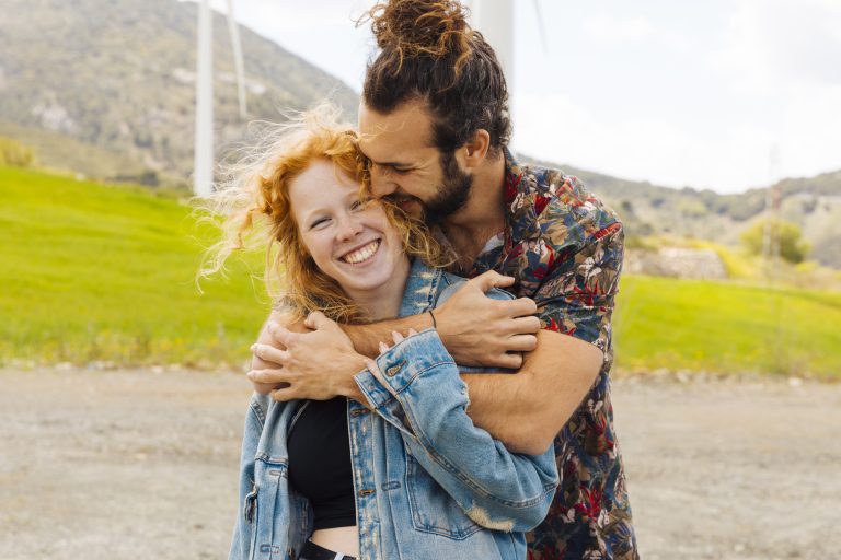 pareja-feliz-limites-abrazo